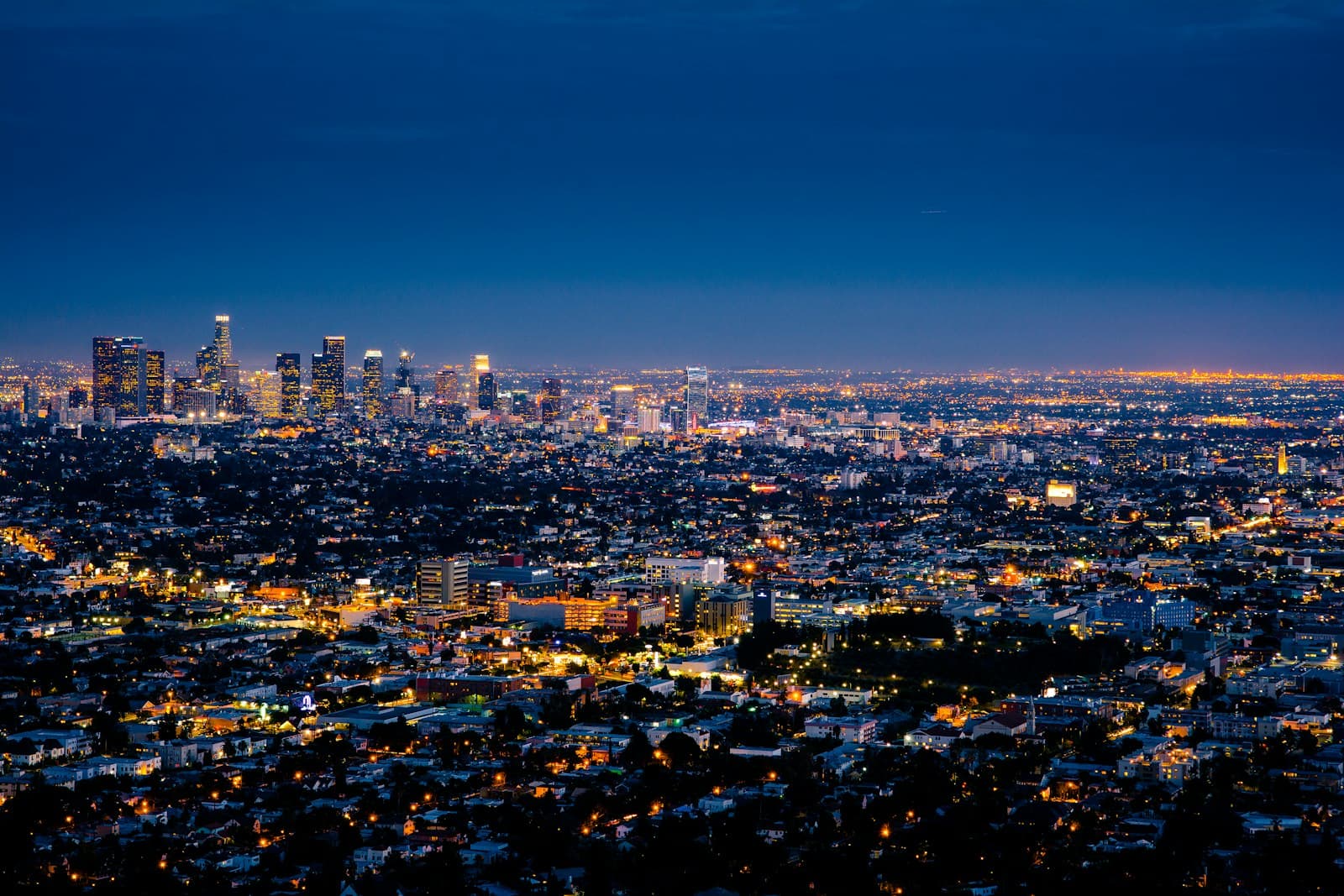 Ciudad iluminada de noche