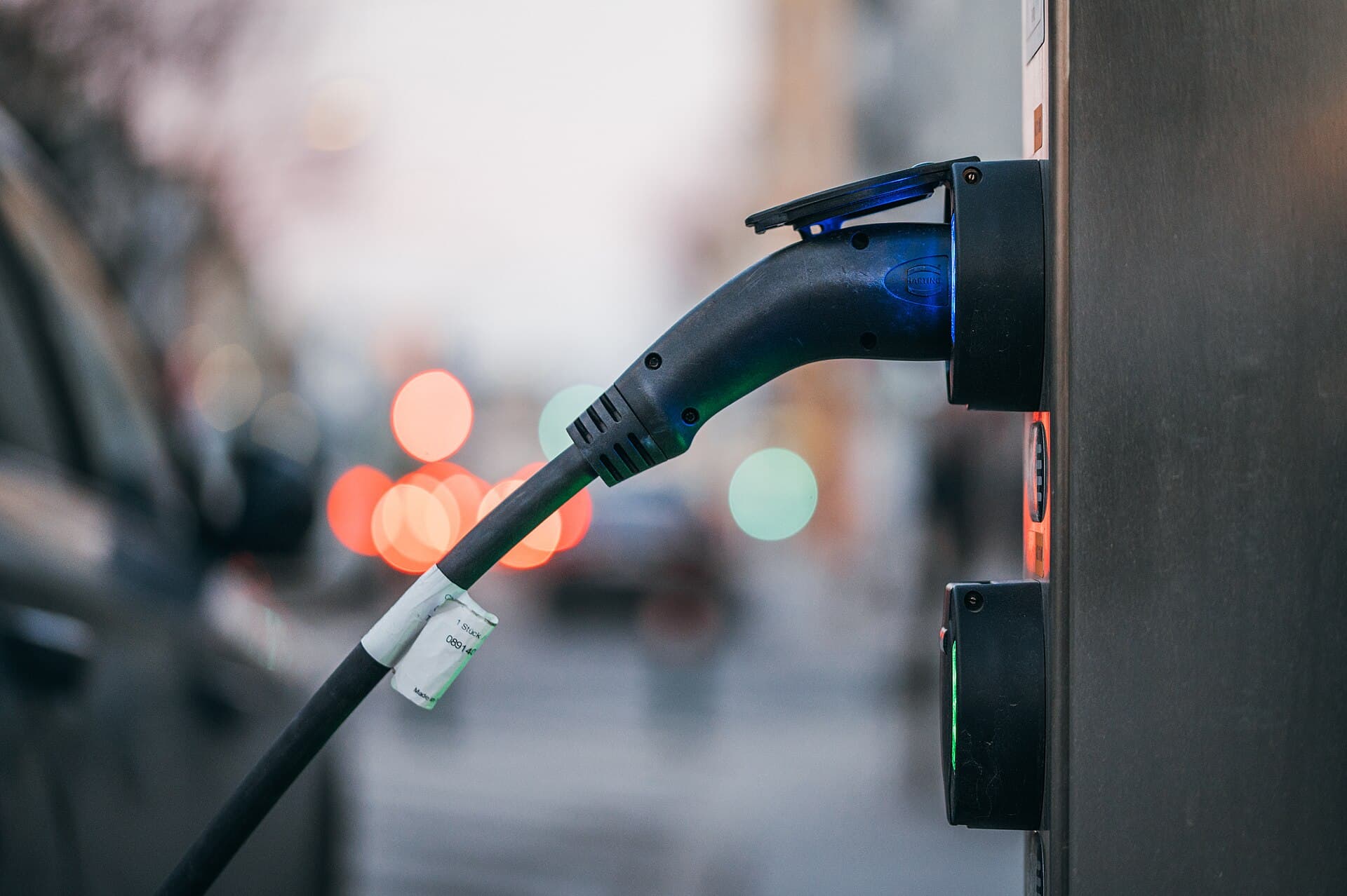 Conector de recarga enchufado a un coche eléctrico