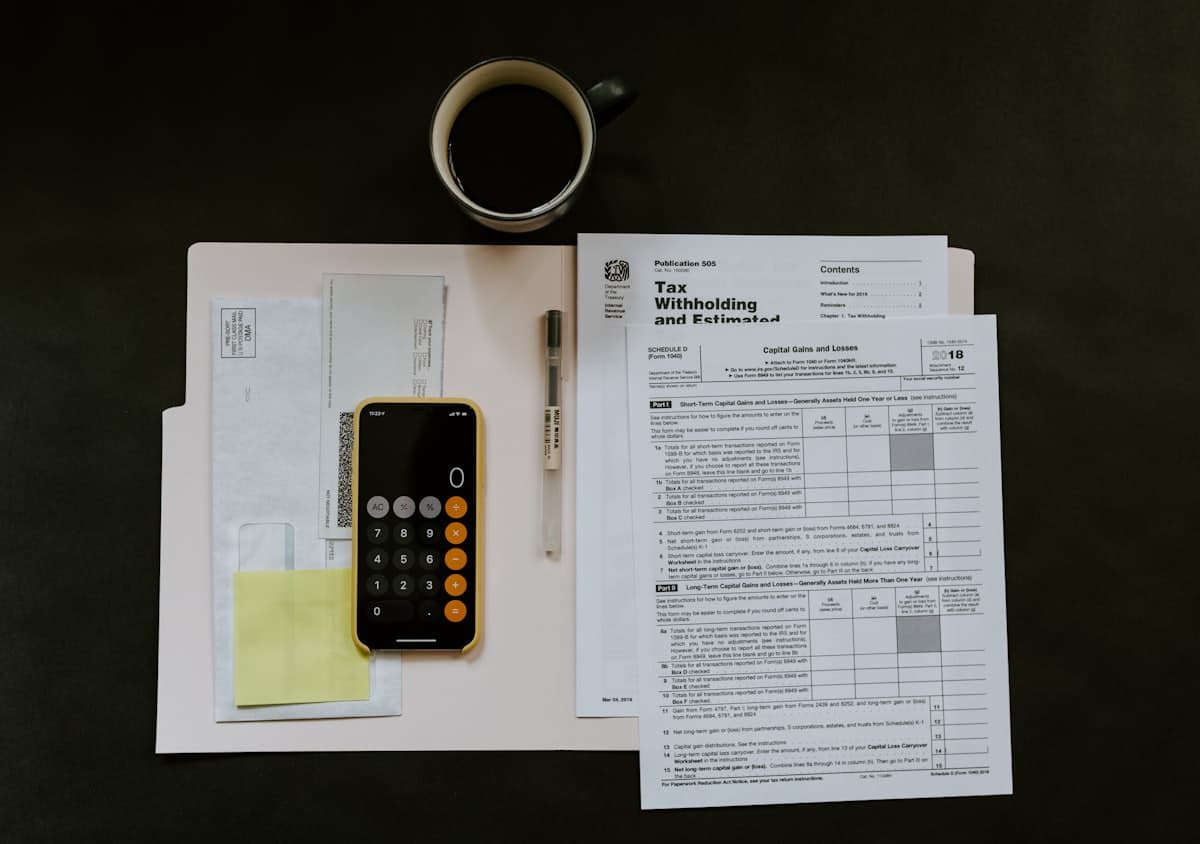 Factura de la luz junto a una calculadora