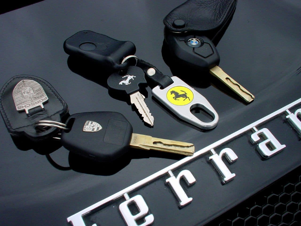 Llaves de coche sobre un vehículo