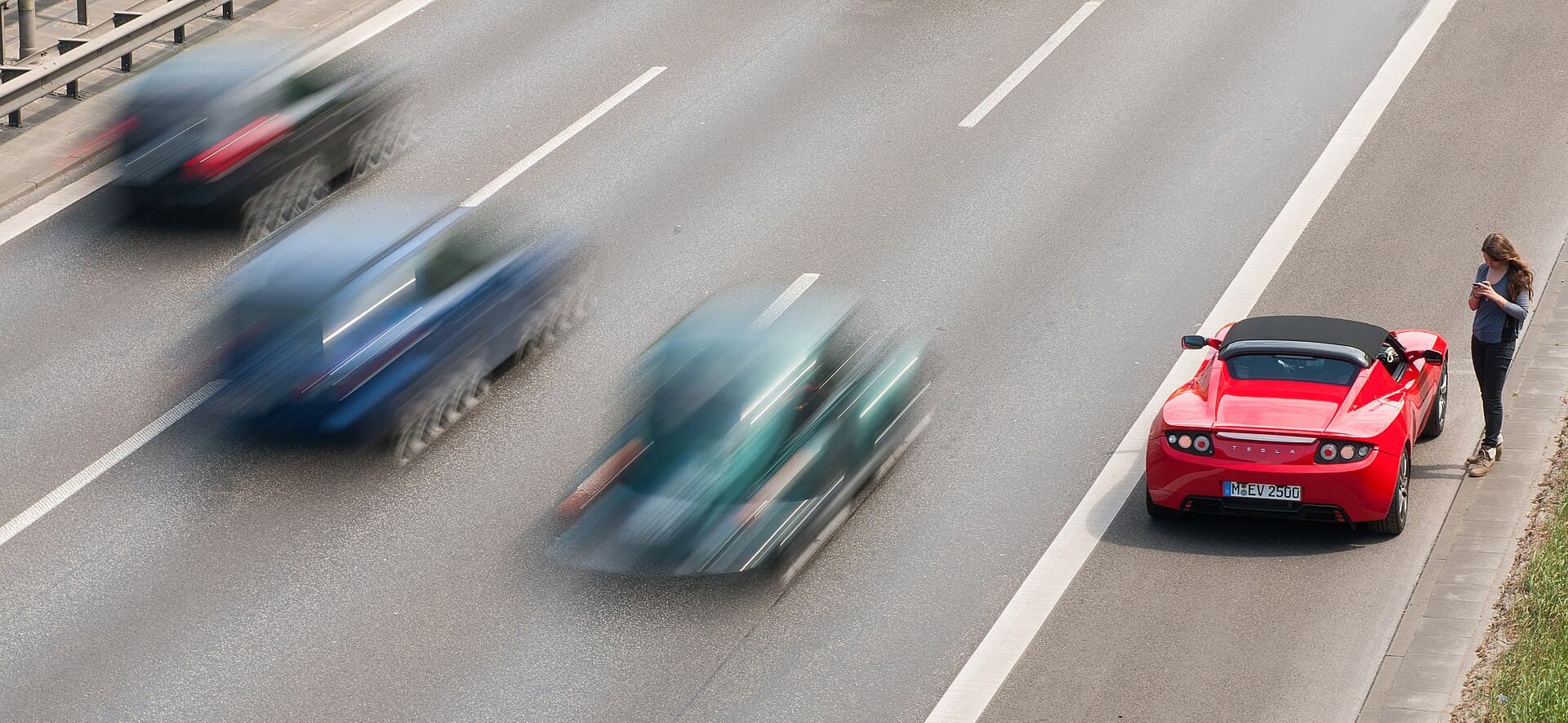 Coche eléctrico en la carretera