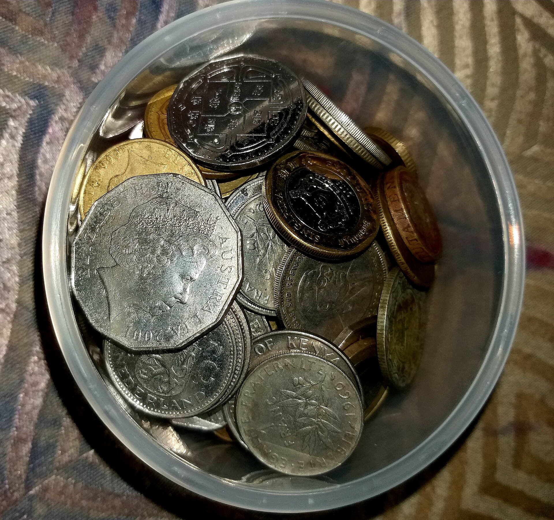 Bote con monedas ahorradas
