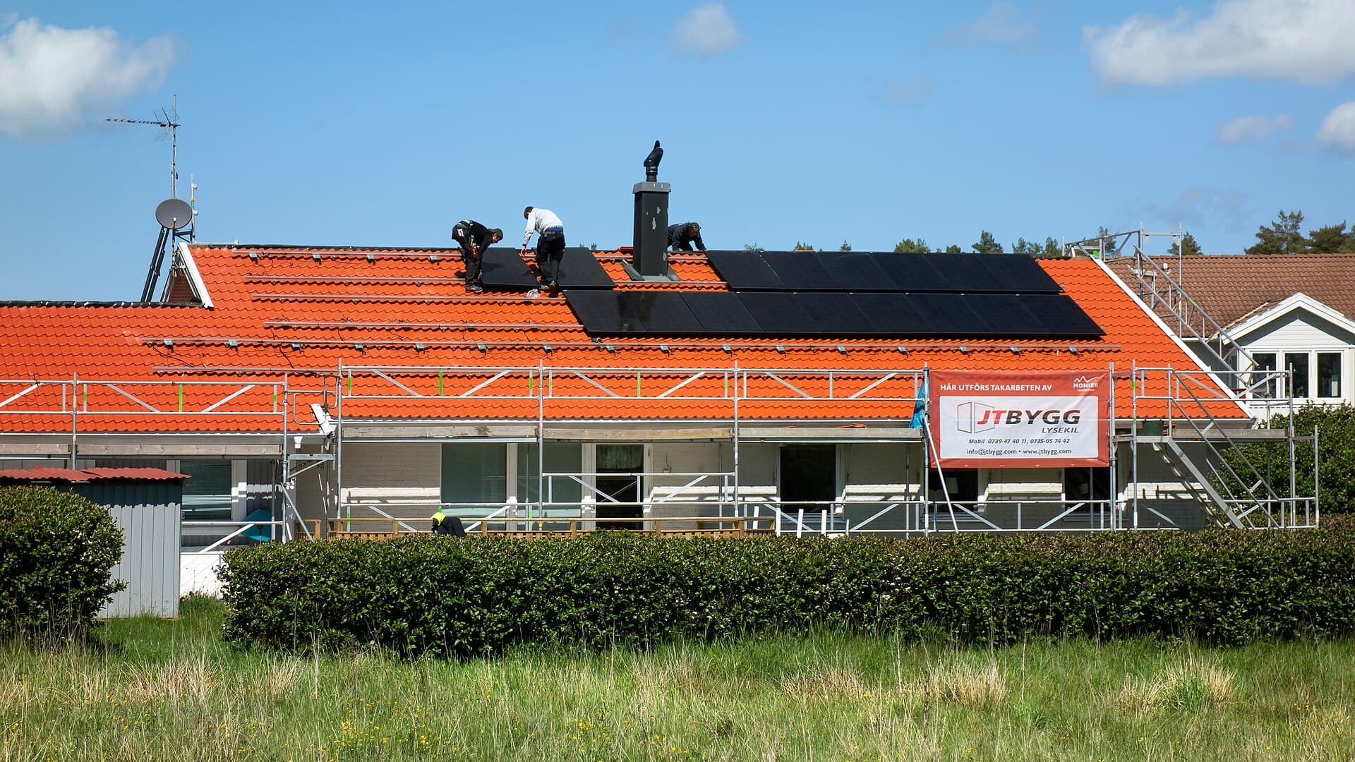 Instaladores colocando placas solares en un tejado