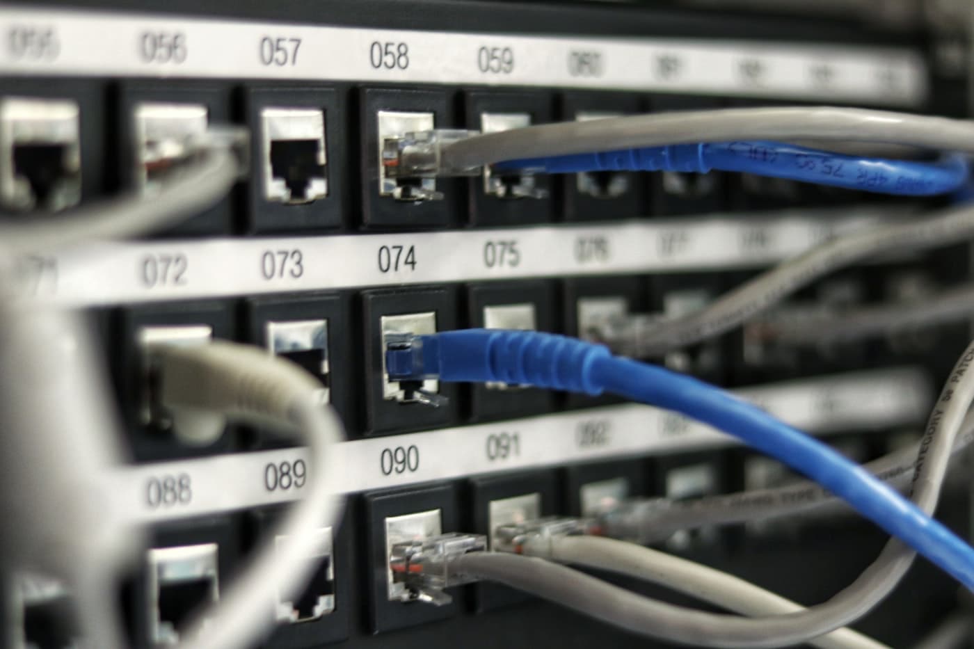 Panel de conexiones de fibra y red